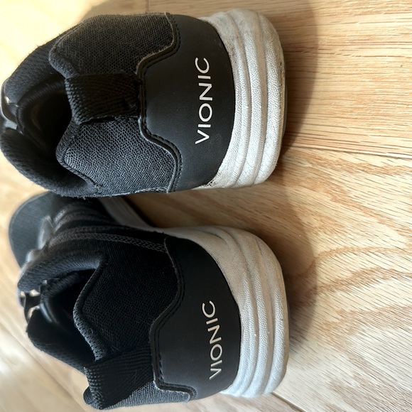 Vionic slip on sneakers size 7 - Picture 4 of 4